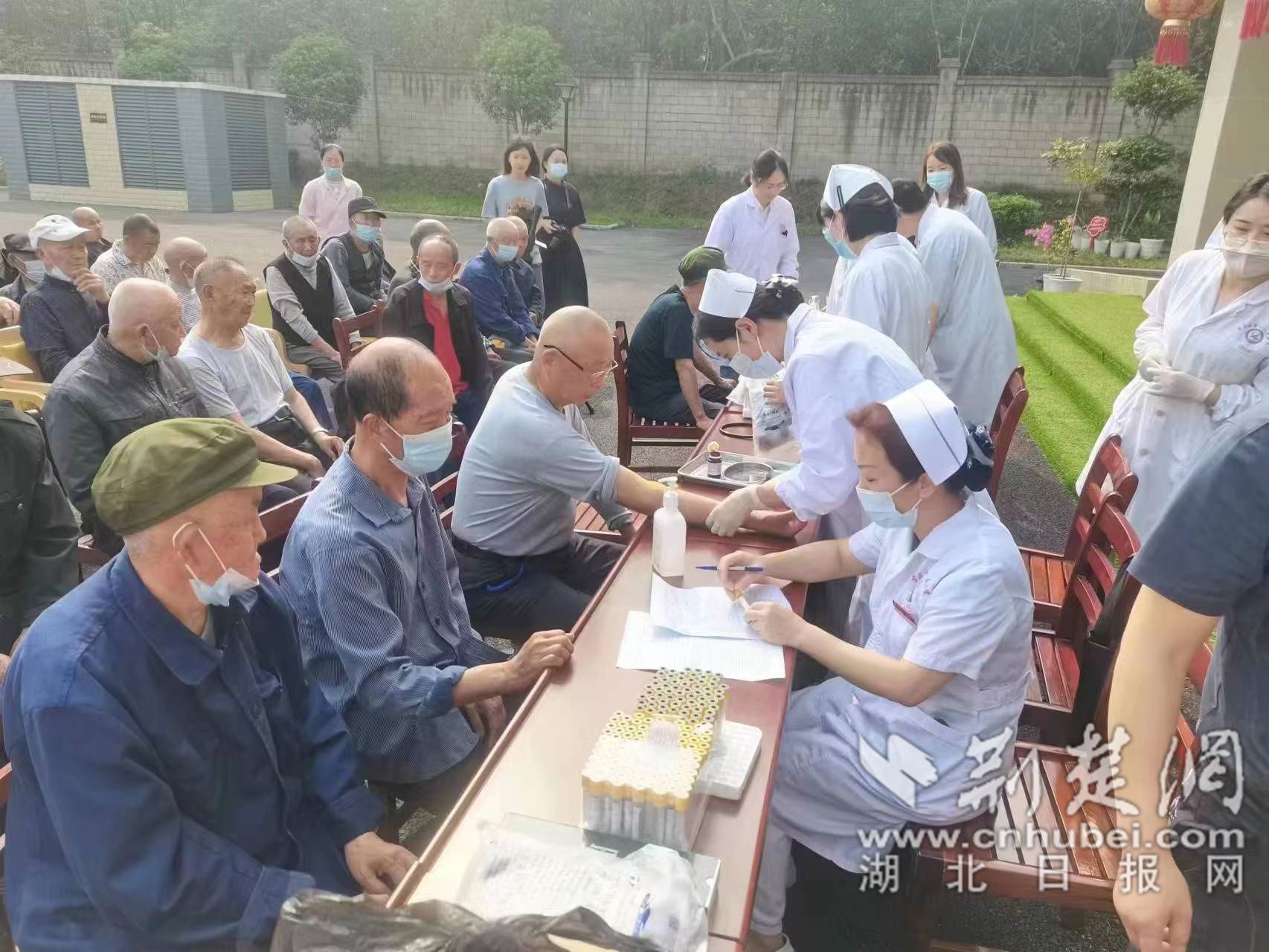 为福利院老人开展义诊活动.jpg.jpg