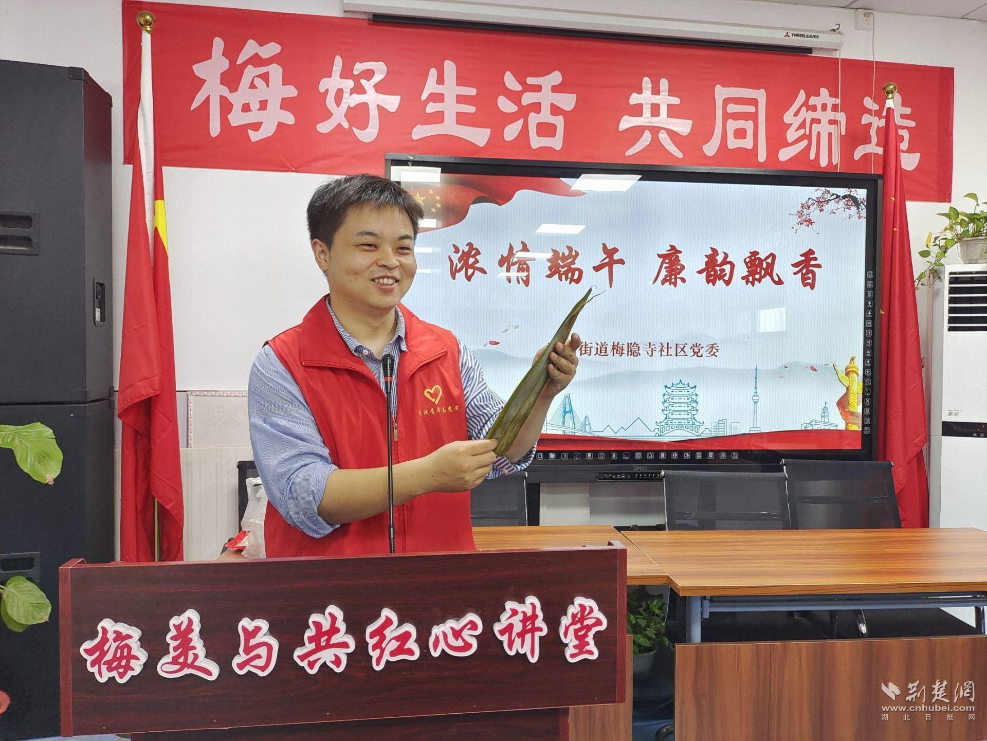 社区志愿者朗诵廉洁诗歌.jpg.jpg