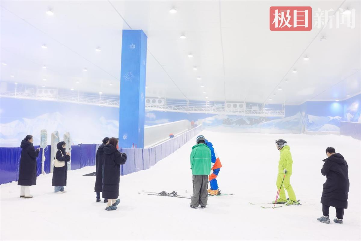 谈球吧体育华中最大室内滑雪馆6月30日开门迎客市民家门口打卡“北国风光”(图3)