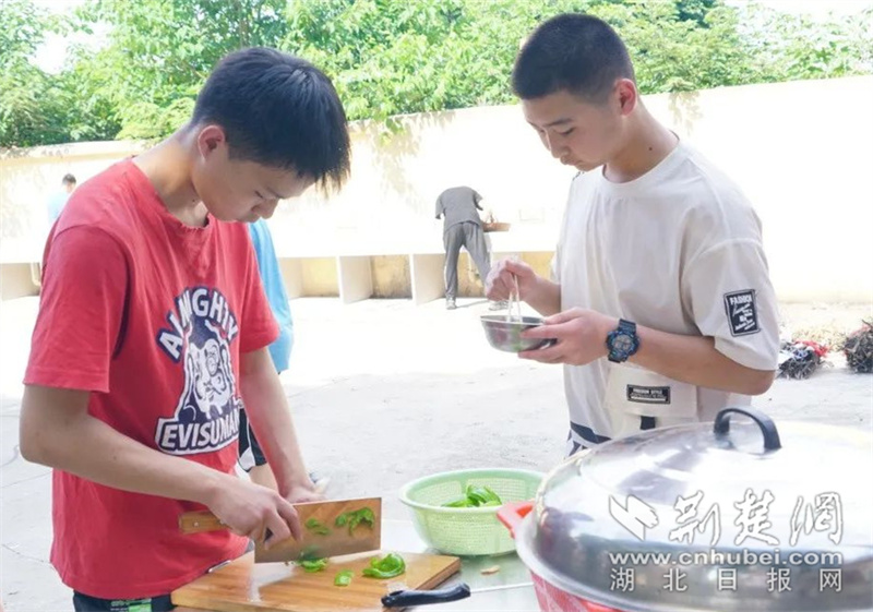 学生们正在切菜备菜（摄影：朱彦）.jpg