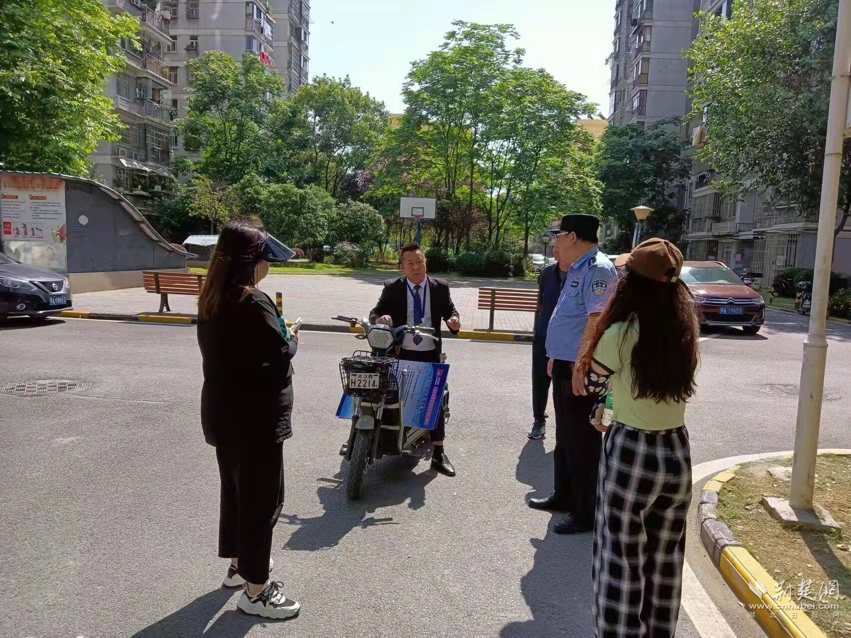 网格员临时召开“小板凳议事会”.jpg.jpg