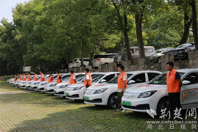 洪山区这家企业成立志愿服务队，提供“一对一”免费送考服务.jpg