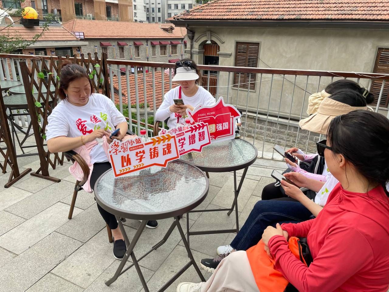 使用手机PK答题.jpg.jpg