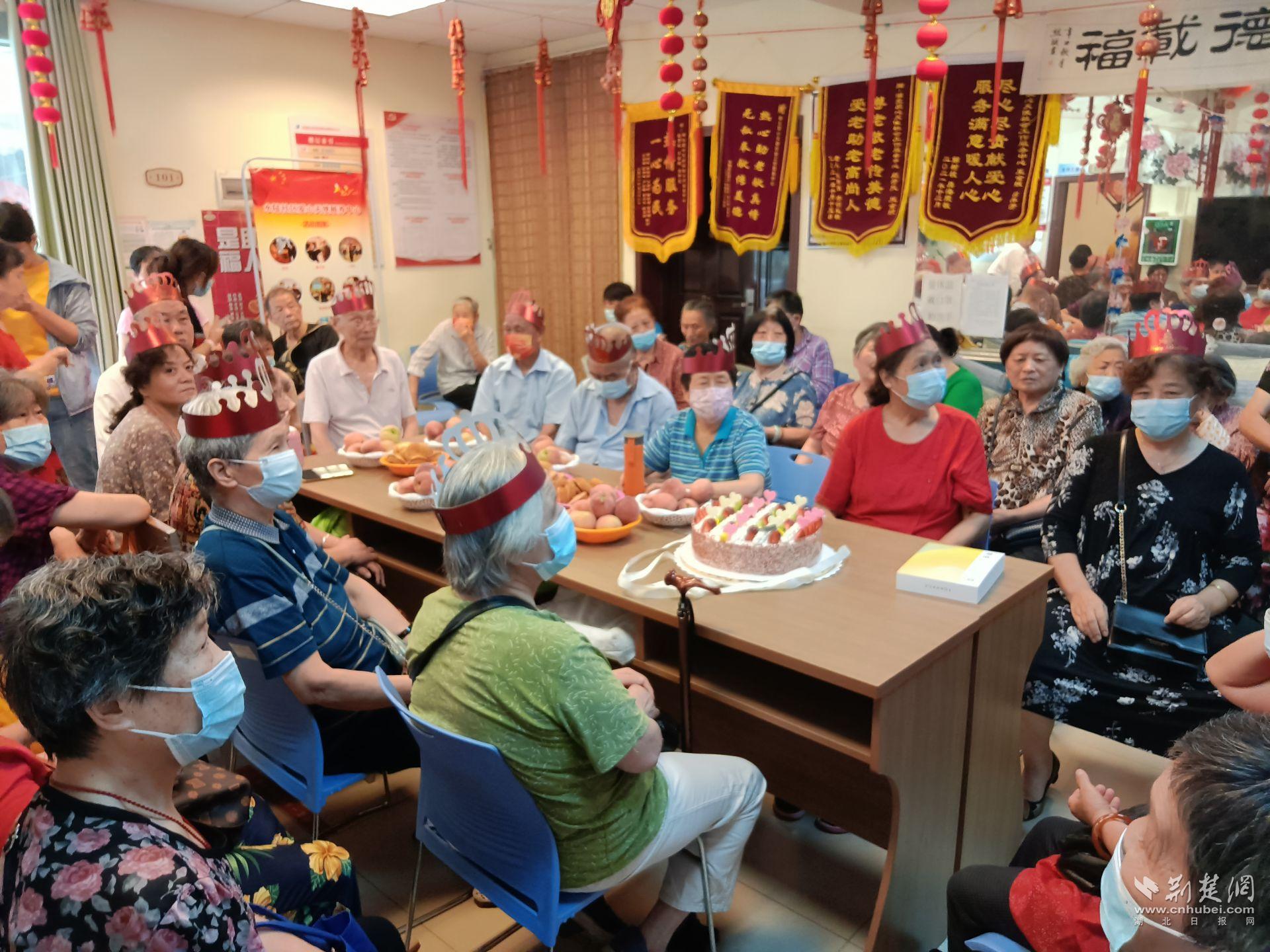 寿星们一起欢度端午生日会。.jpg.jpg