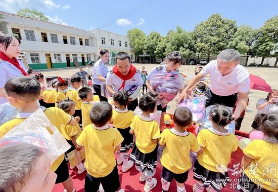 麻城市税务局税法宣传进校园，童心筑梦伴成长