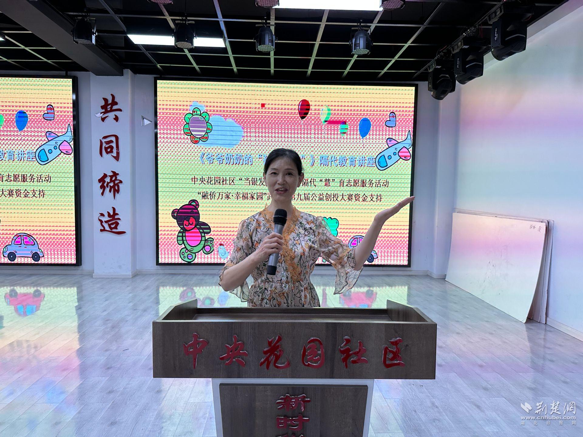 吴奶奶进行经验分享.jpg.jpg
