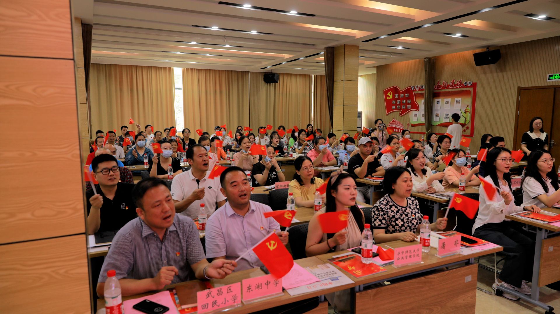 与会人员齐唱《爱我中华》.jpg.jpg