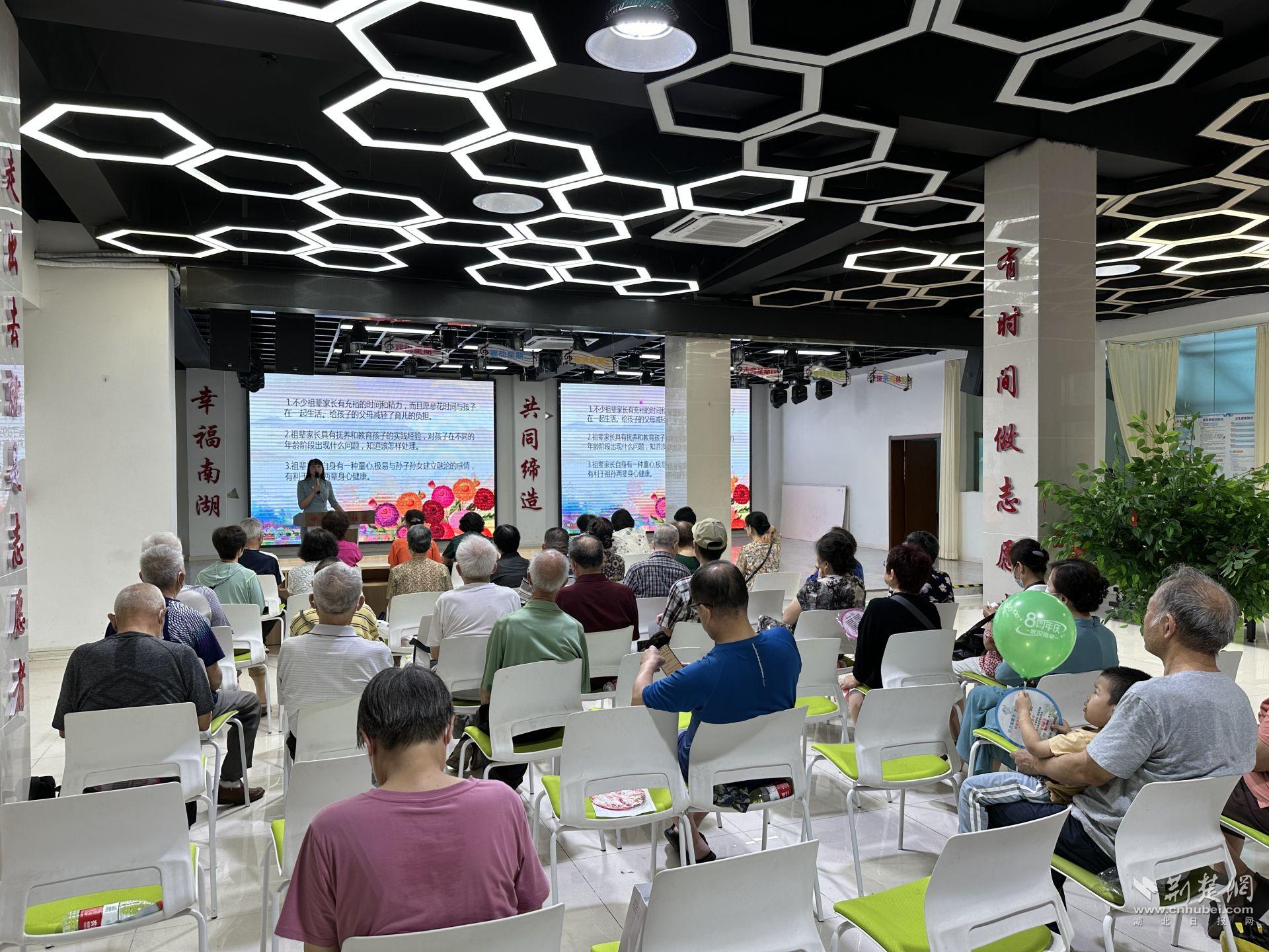 通过风趣幽默的语言和多元化的交流互动，帮助祖辈们学习掌握正确的家庭教育理念.jpg.jpg