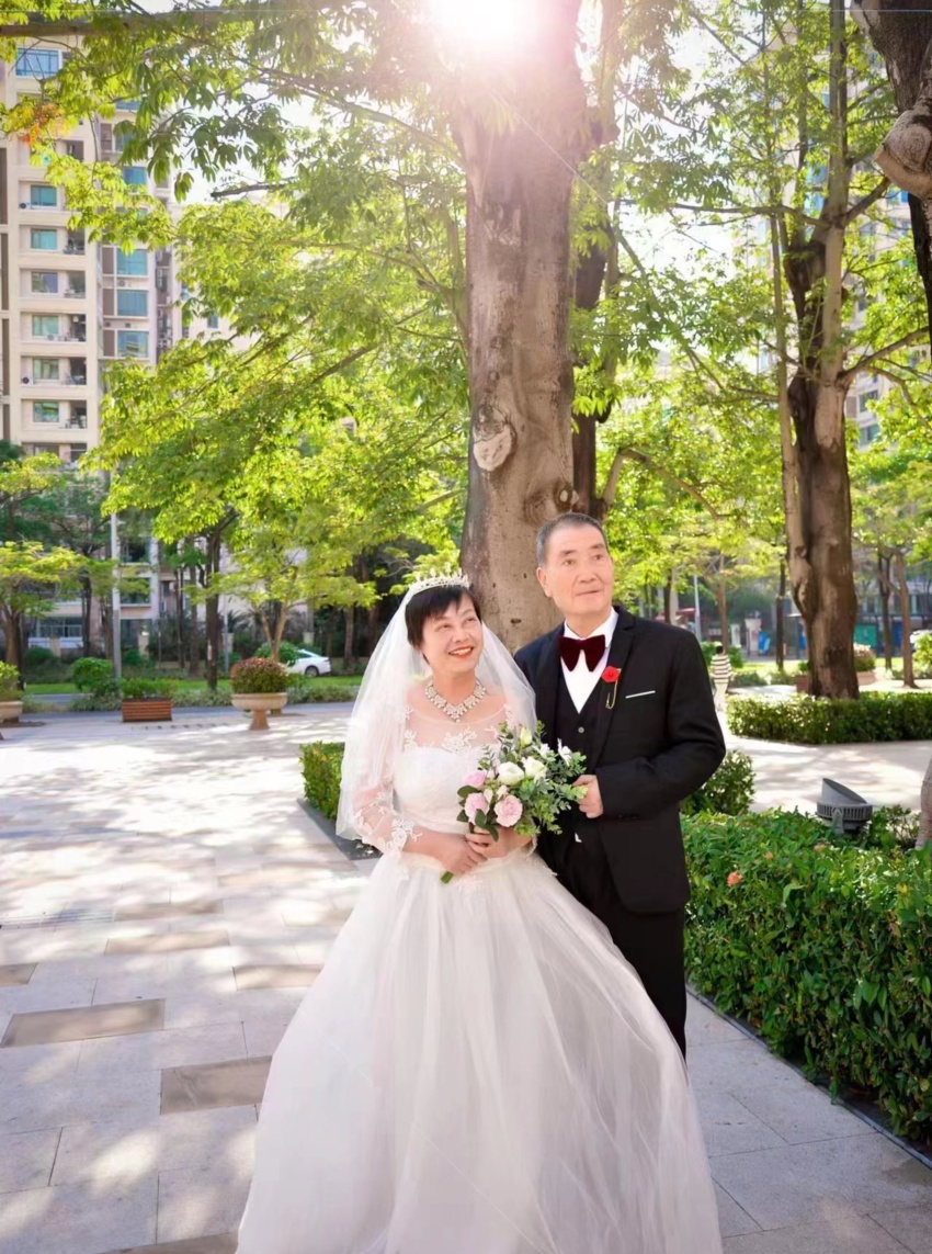 安陆：公益婚纱摄影进泛亚电竞社区 幸福来敲门(图1)