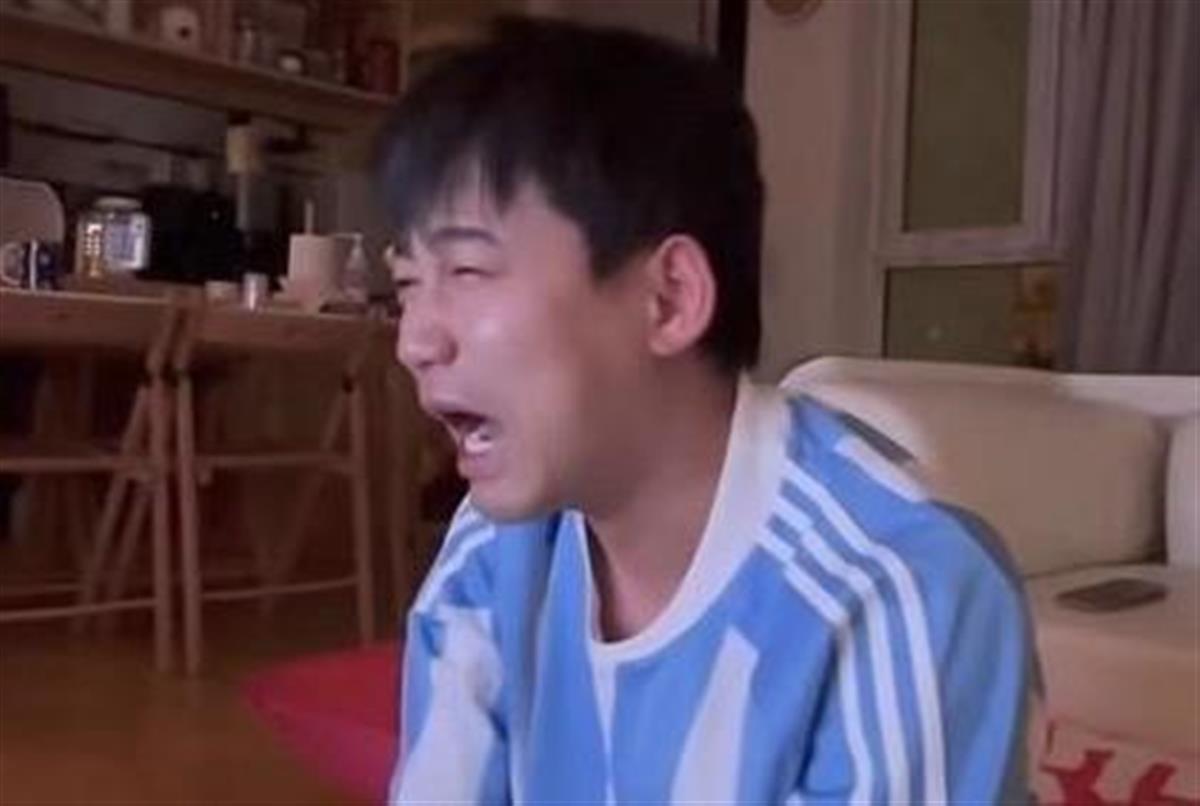 苏醒吹梅西_苏醒搂梅西胳膊合影_军长怒砸四星级酒店