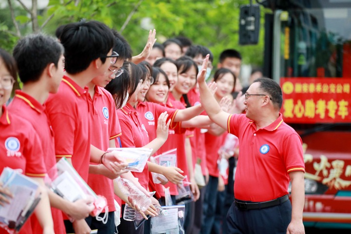 高考加油、骄傲的少年！不负青春、筑梦前行！祝怀来莘莘学子高考必胜！披星戴月之路终将繁花满地 50.1万湖北荆楚学子今起高考(图2)