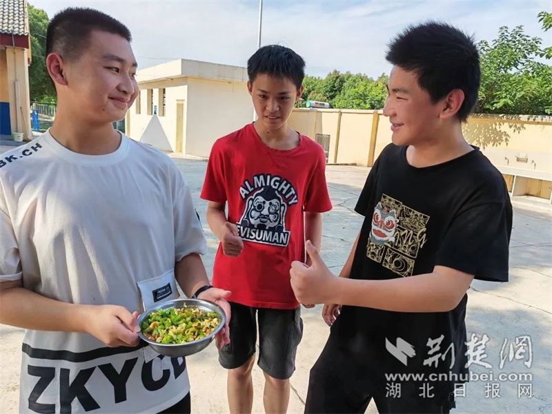 学生互相品尝美食（摄影：朱彦）.jpg.jpg