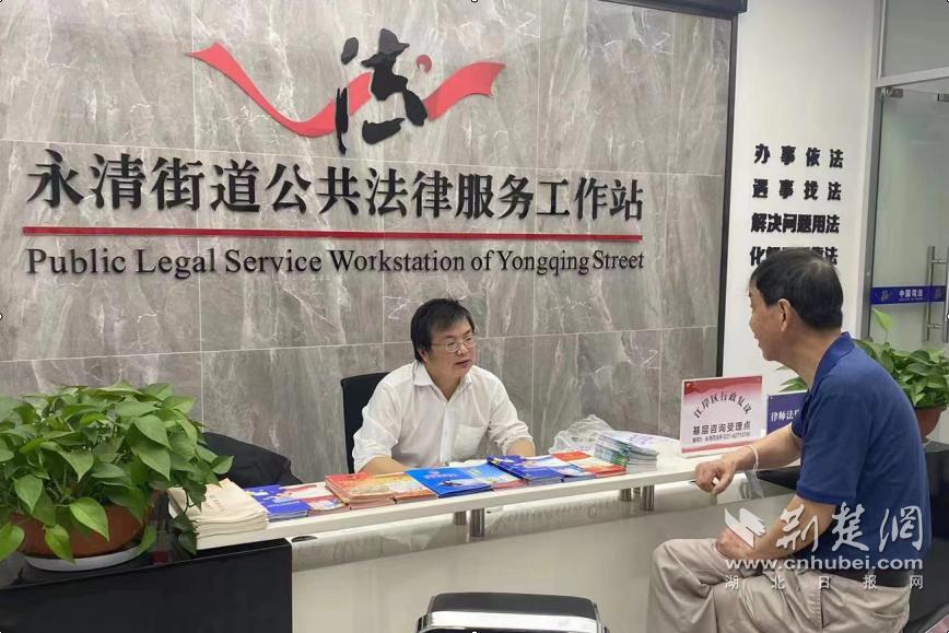 永清司法所咨询受理点正在接待咨询群众.jpg