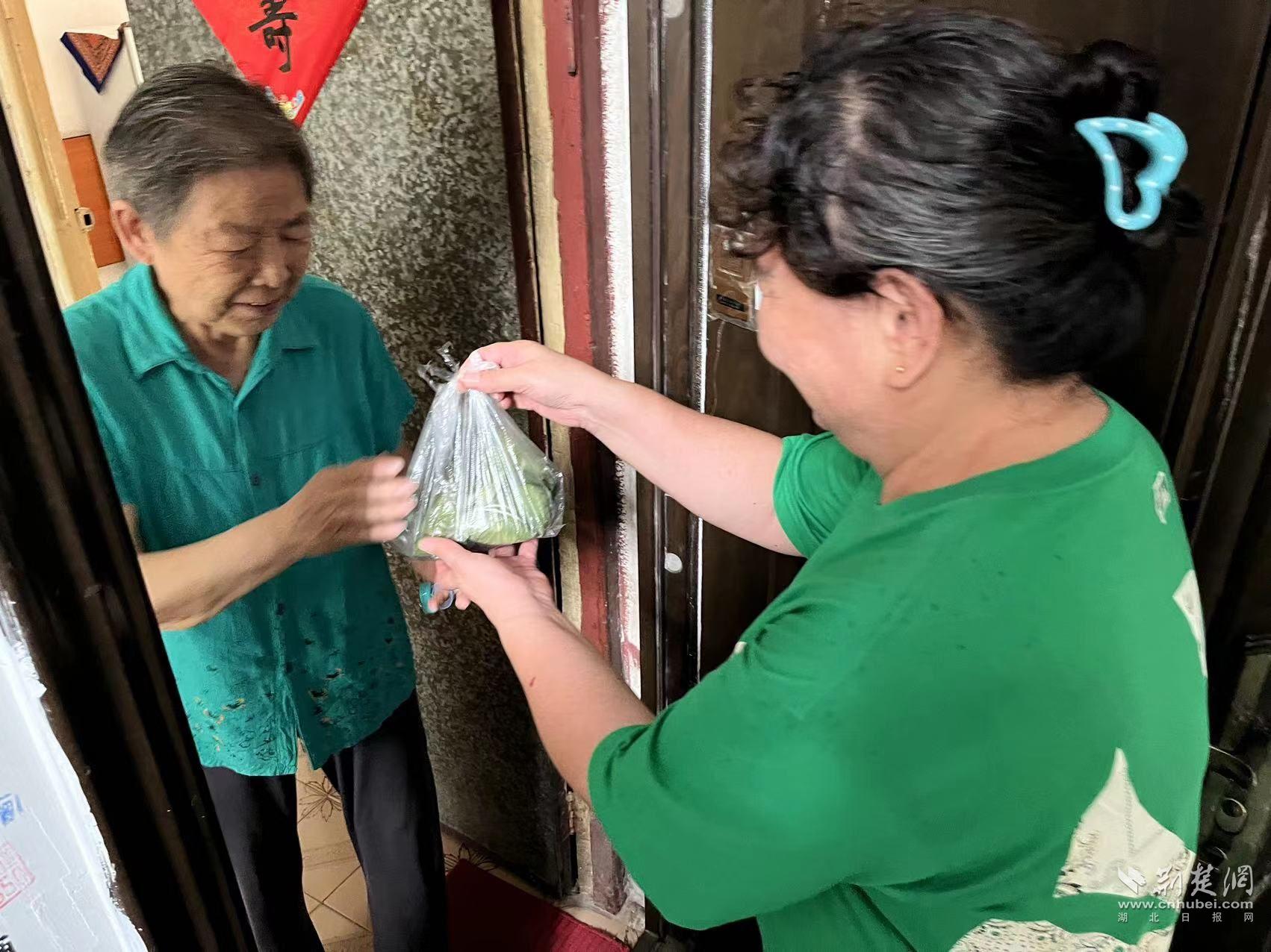 张淑春上门为老人送粽子.jpg.jpg