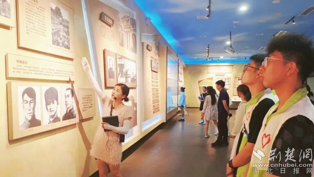 图为大学生参观鄂中革命烈士纪念馆 照片来源：应城市团市委.jpg