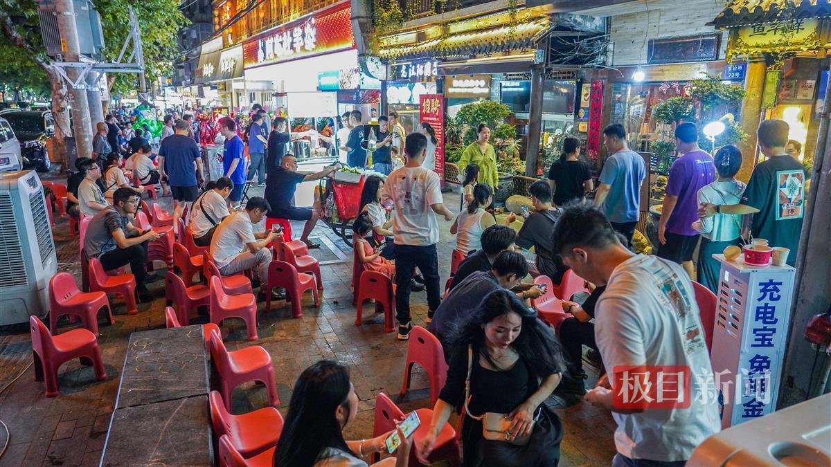 武汉消费市场在夏夜迎来高峰，夜间客流为白天客流的两三倍(图1)