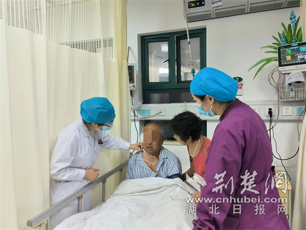 黄小妹主任医师查看患者术后恢复情况.jpg