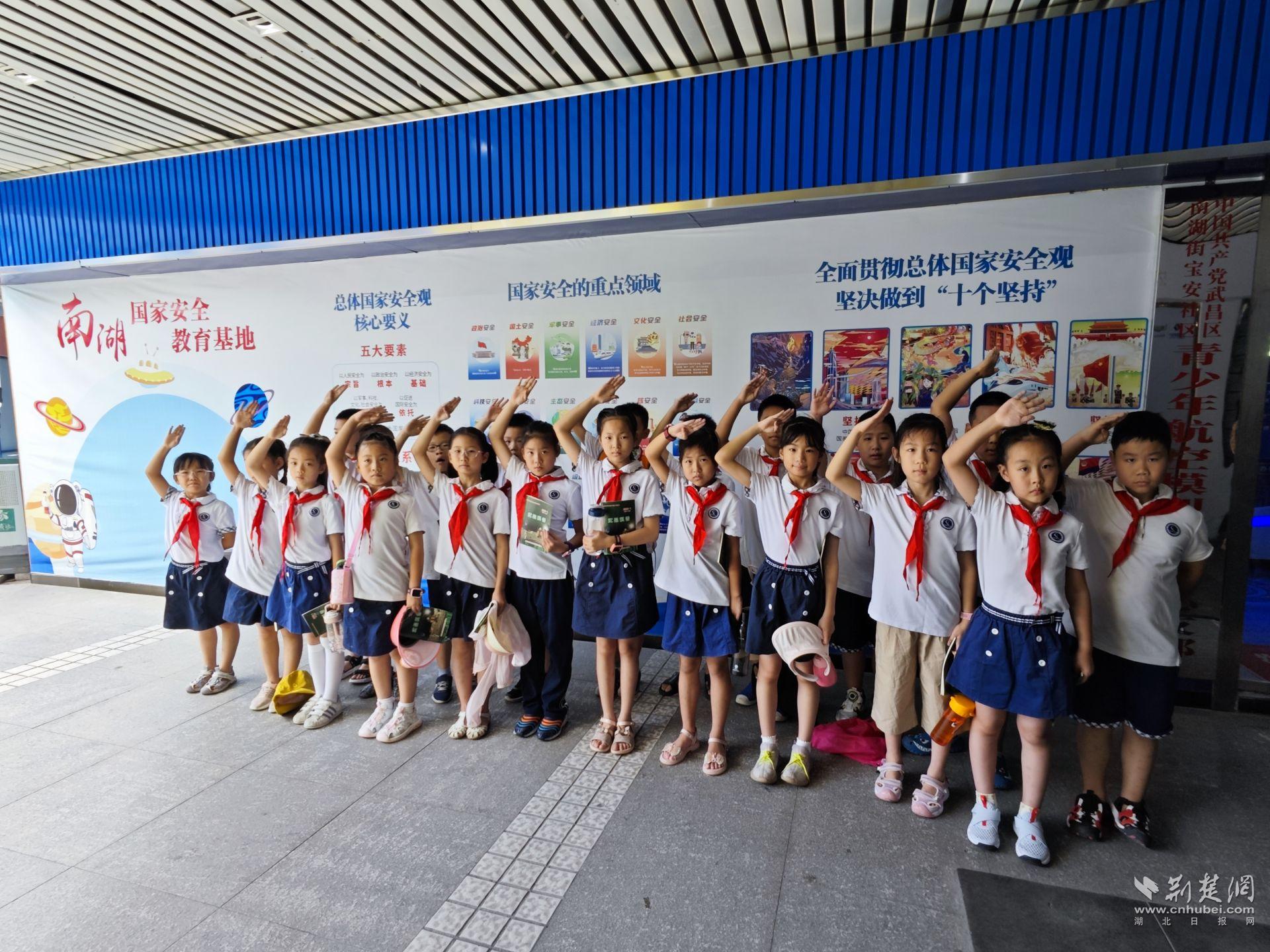 孩子们在国安知识科普墙前合影.jpg.jpg