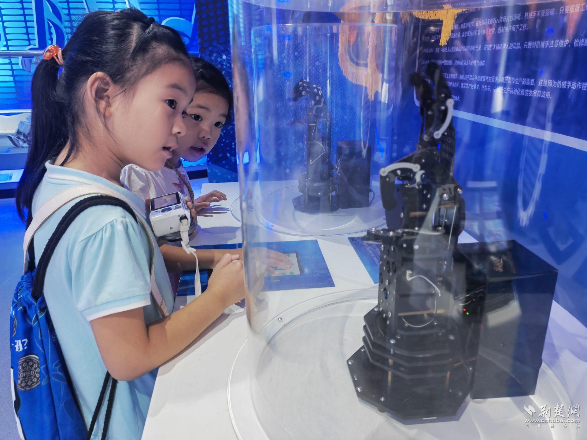 小朋友们对“听话的机器手”充满好奇.jpg.jpg