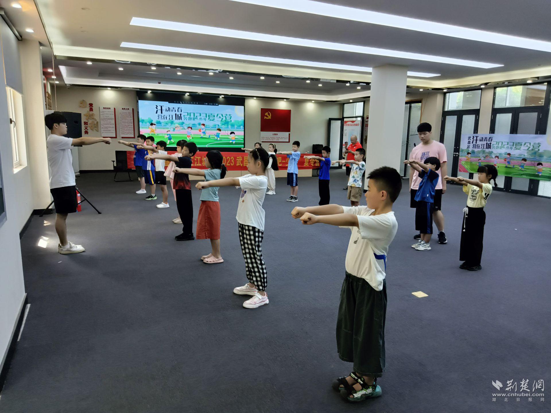 跟着教练学武术.jpg.jpg