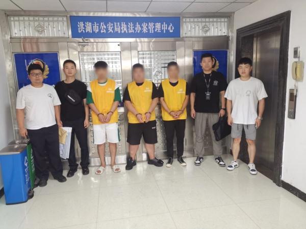 经调查，3人组队流窜作案，以贷款需要提高银行卡流水为由，通过手机银行