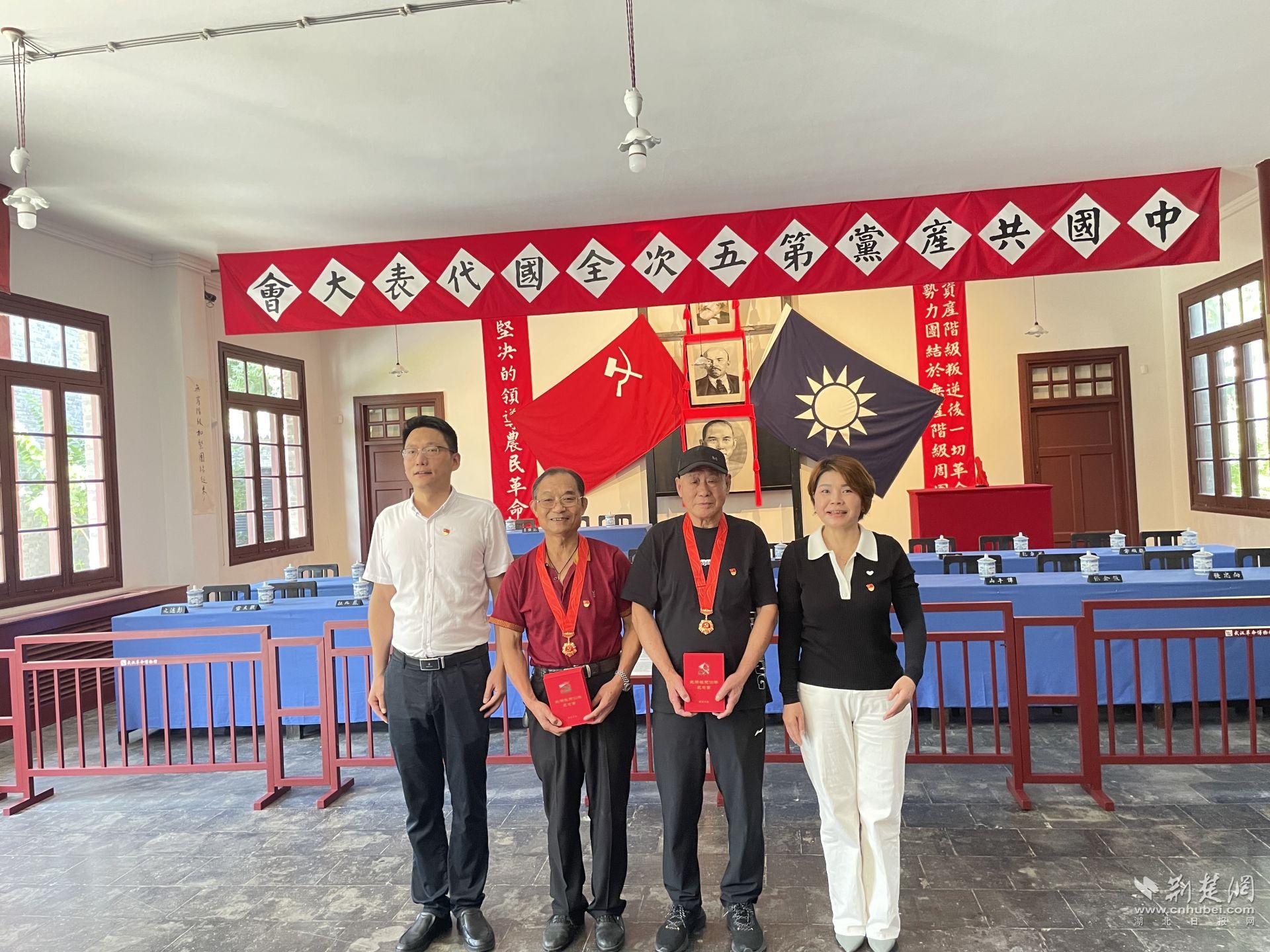 颁发纪念章.jpg.jpg