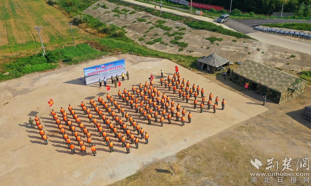 应城市防汛抢险军地联合实兵演练现场 冯璇摄.jpg.jpg