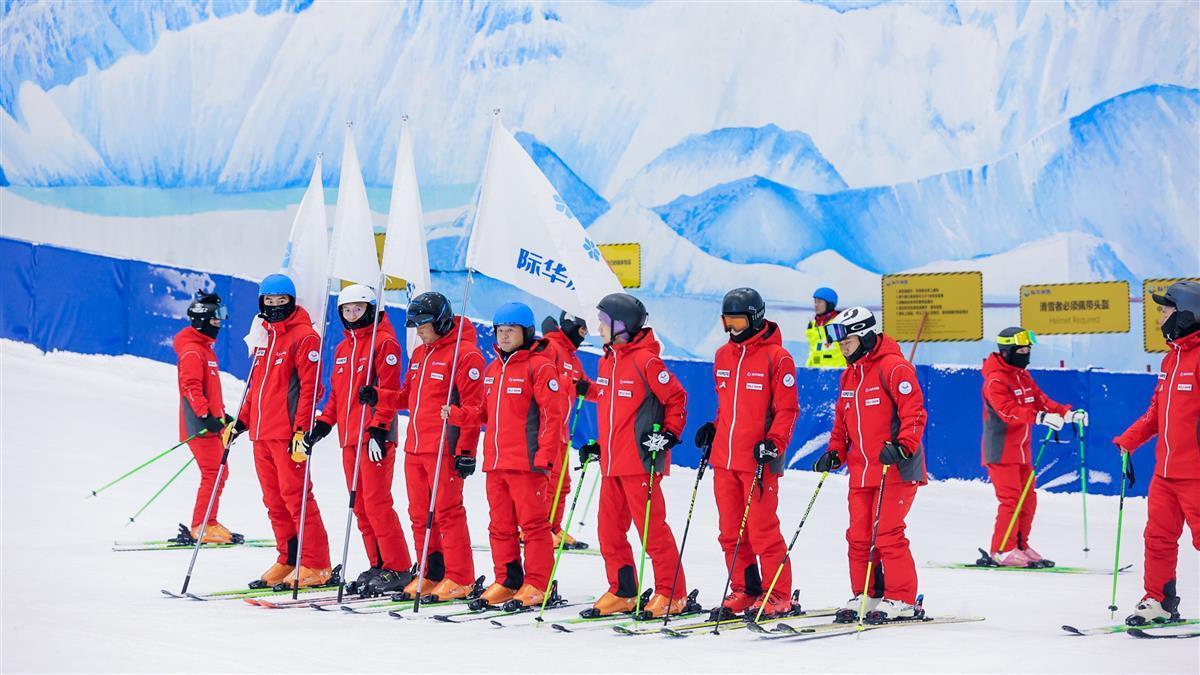 雷竞技RAYBET华中最大室内滑雪馆开门迎客冬奥冠军韩晓鹏现场亮相为咸宁打Call(图3)