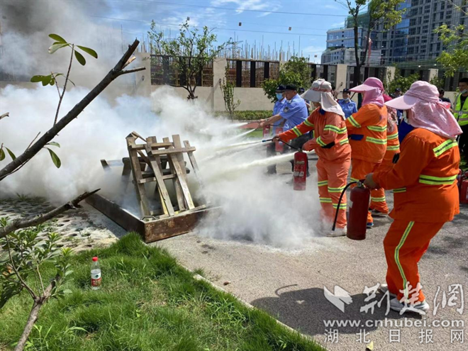 武汉火车站地区举行夏季消防安全演练.png.png