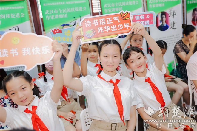 第十一届社区亲子读书节活动现场，同学们热情互动。.jpg