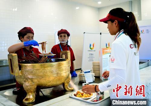 b体育成都大运会）探访成都大运村运动员餐厅：美食搭起文化交流之桥(图2)