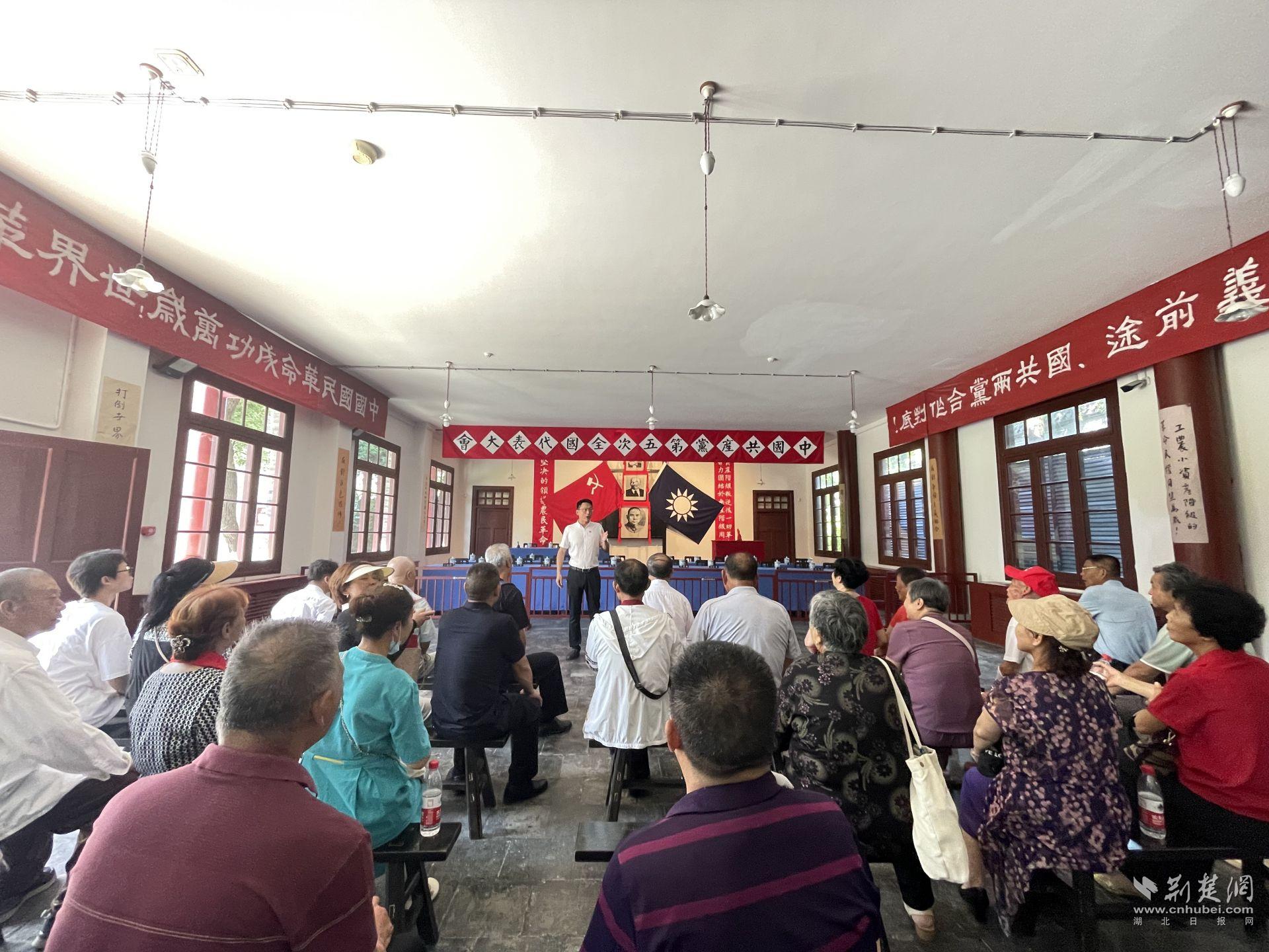 讲授微党课.jpg.jpg