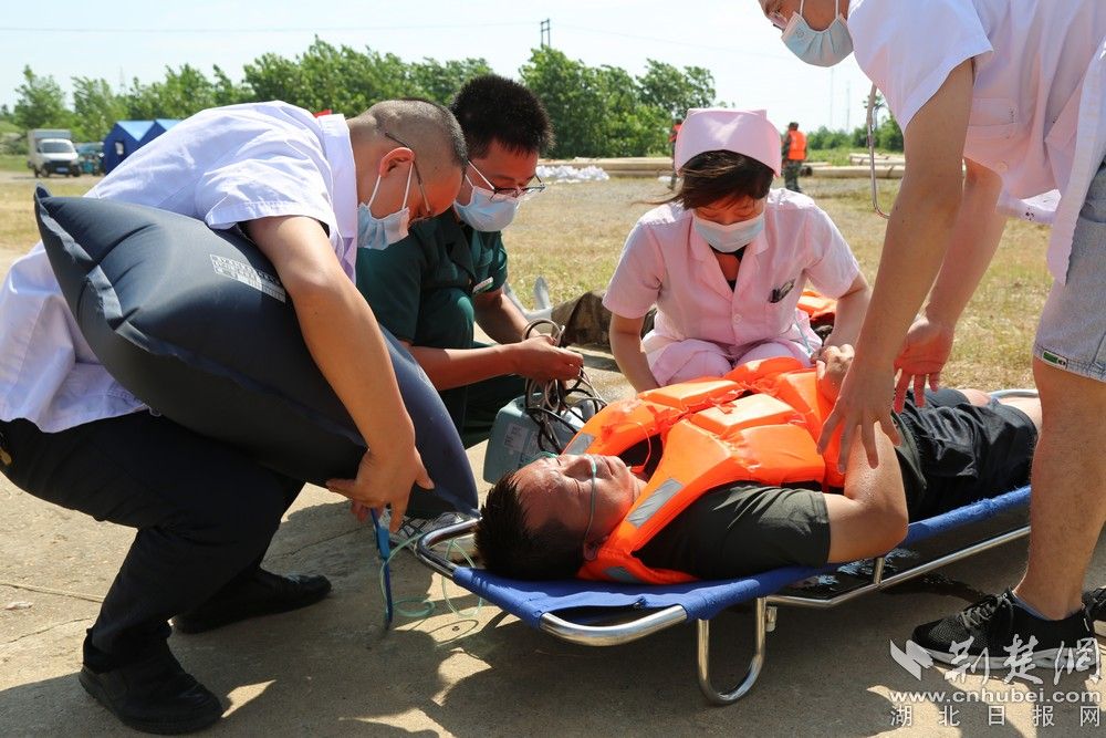 医护人员进行伤员救护 李梦婷摄.jpg.jpg