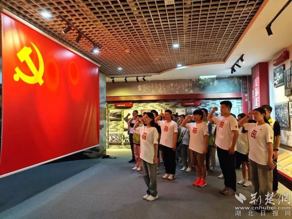 图为大学生在许白昊烈士纪念馆前庄严宣誓 照片来源：应城市团市委.jpg.jpg