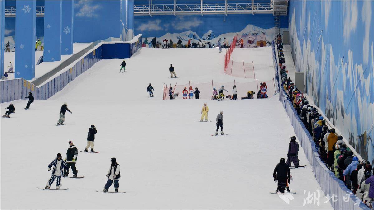 谈球吧体育华中地区最大室内滑雪场开门迎客 咸宁市民家门口打卡“北国风光”(图1)