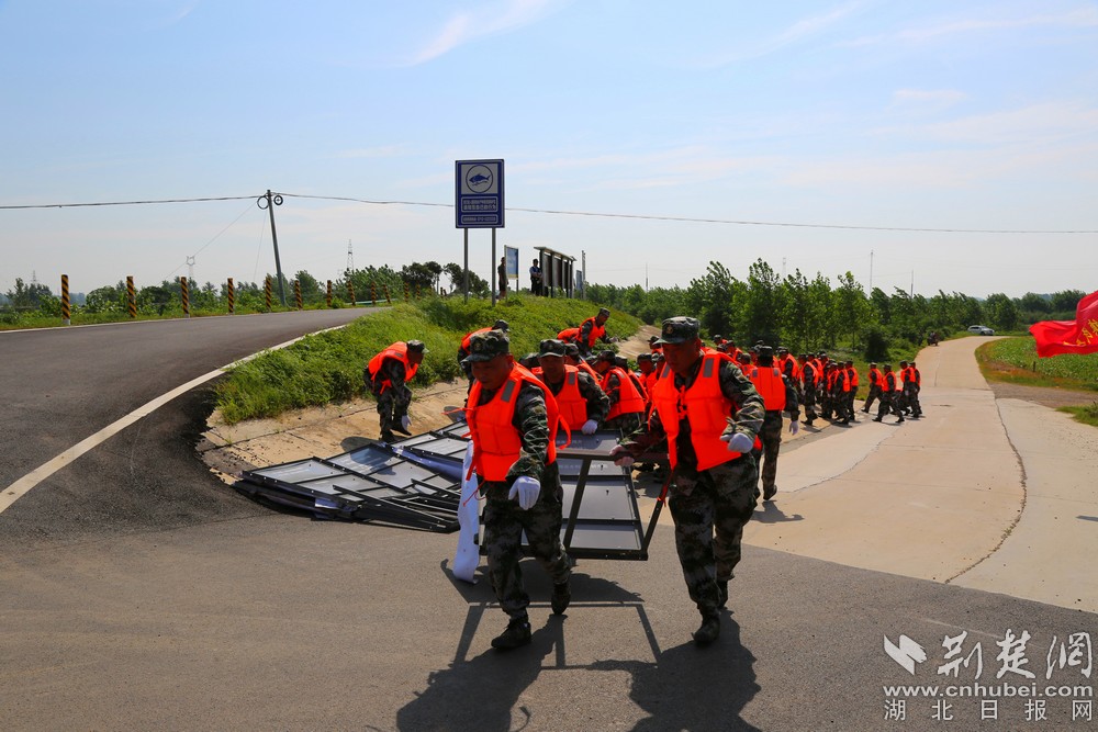 大堤上，应急救援队伍抢筑子堤 李梦婷摄.jpg