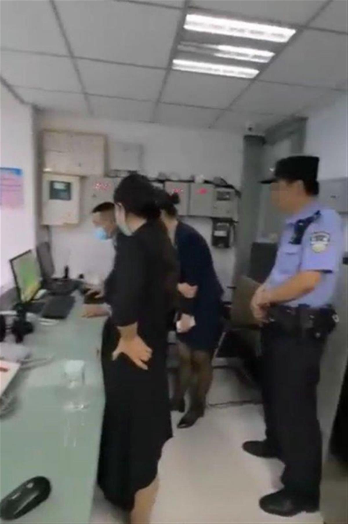 合同诈骗警方会找哪些证据_警方陈冠希疑视女主角_裸男带手机闯女浴室 警方：疑罪从无