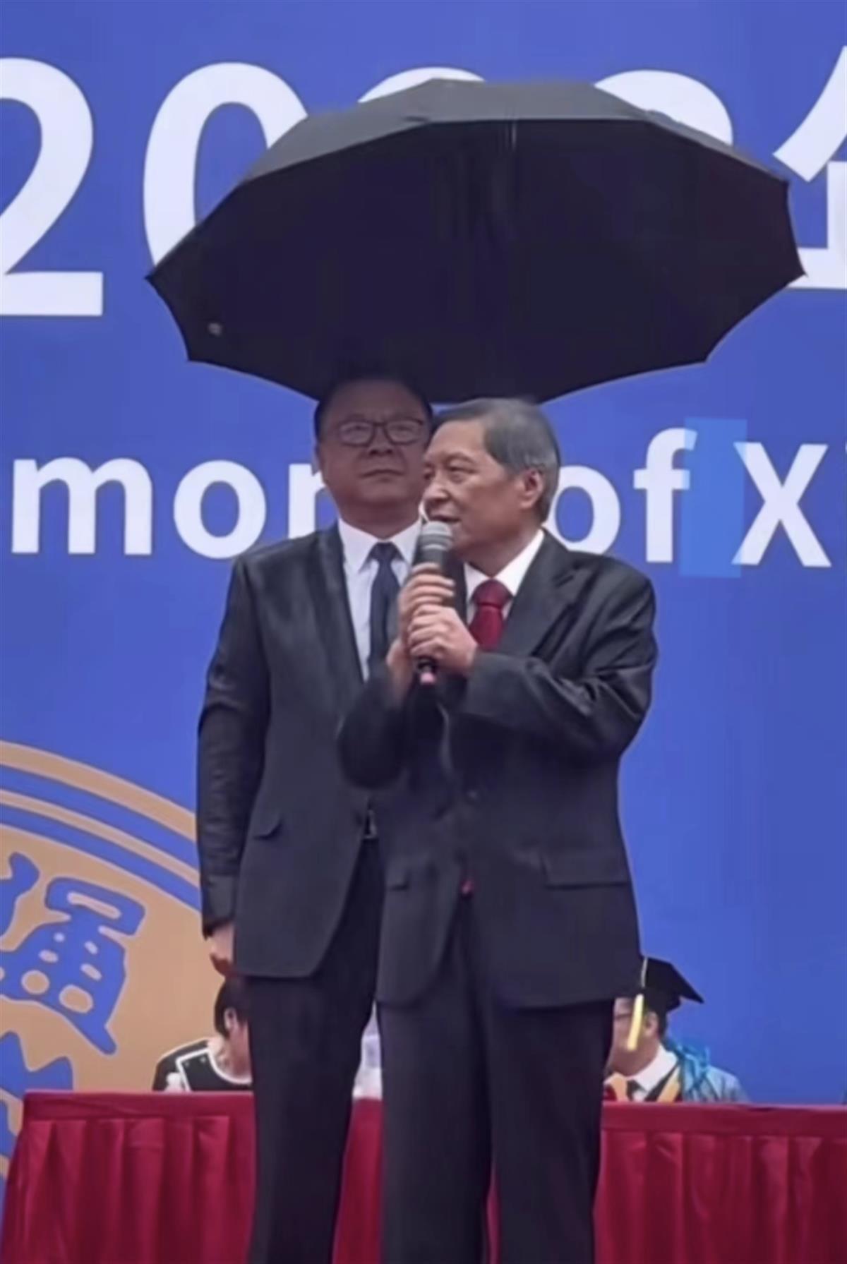 这些校长毕业致辞火了_西安交大校长雨中致辞党委书记撑伞_校长毕业致辞爆红网络