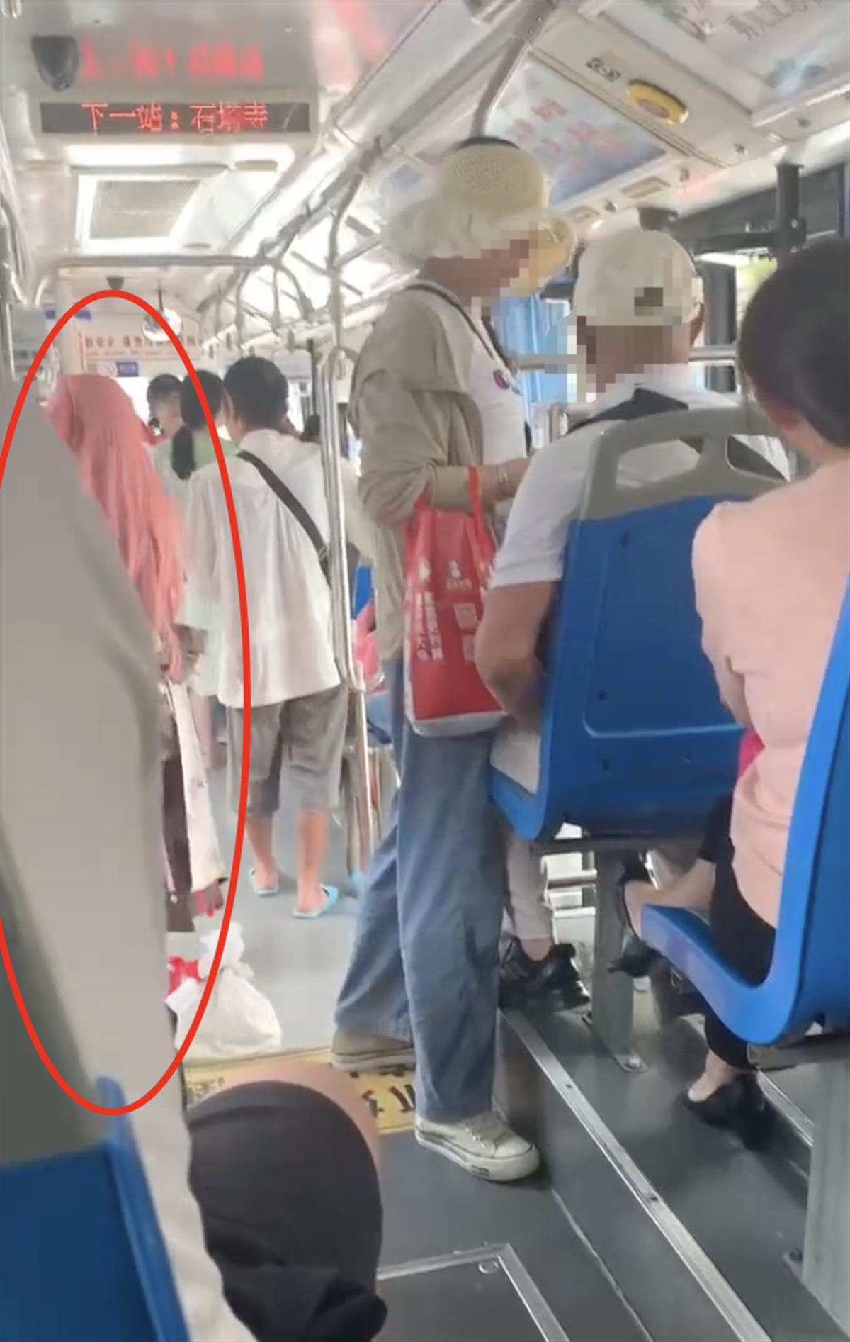 女生穿短裤被赶下公交 bafbefef02669f3902e01fb3019313c4.jpeg