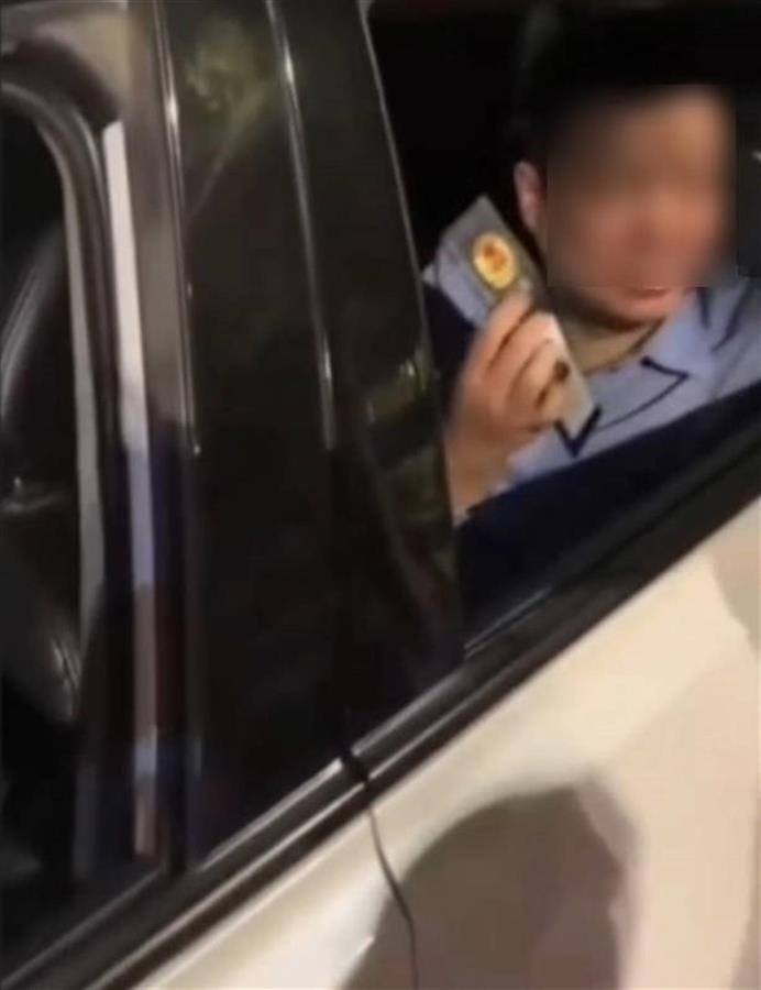 交警座驾_男子遇查酒驾亮出警官证问能不能走_交警有警官证能执法吗
