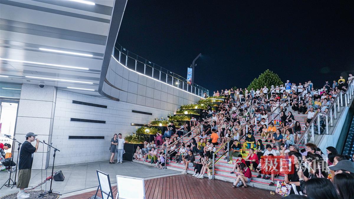 武汉消费市场在夏夜迎来高峰，夜间客流为白天客流的两三倍(图2)