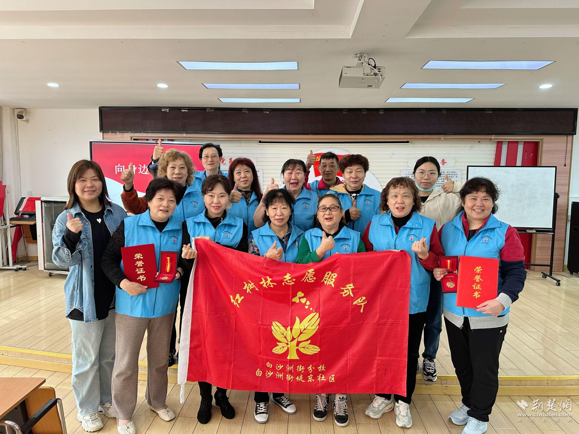 “红树林志愿服务队”合影（右一：张淑春）.JPG.JPG