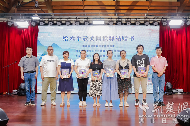 作家代表伍剑、李伟、刘从康为今年挂牌的六个“最美阅读驿站”赠书.jpg