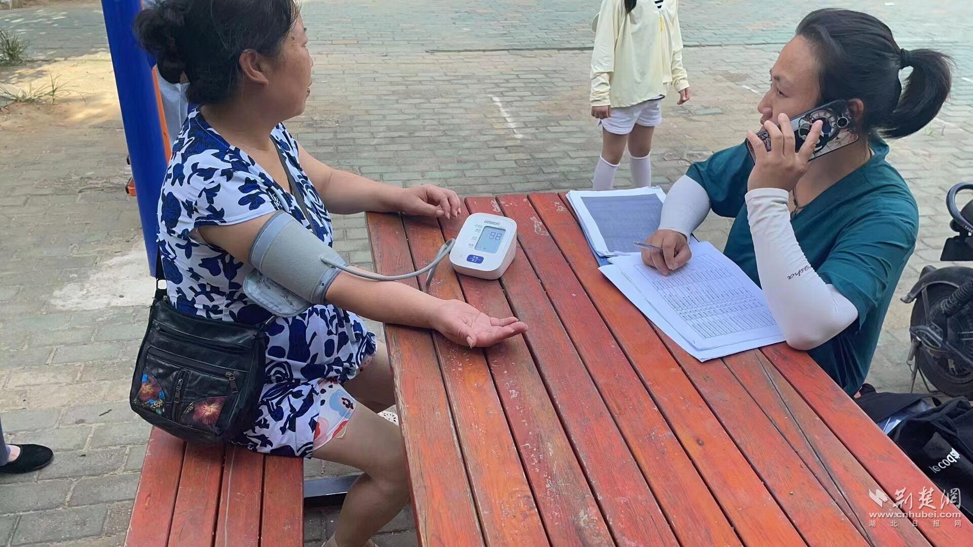 在小区居民区检查血压.jpg.jpg