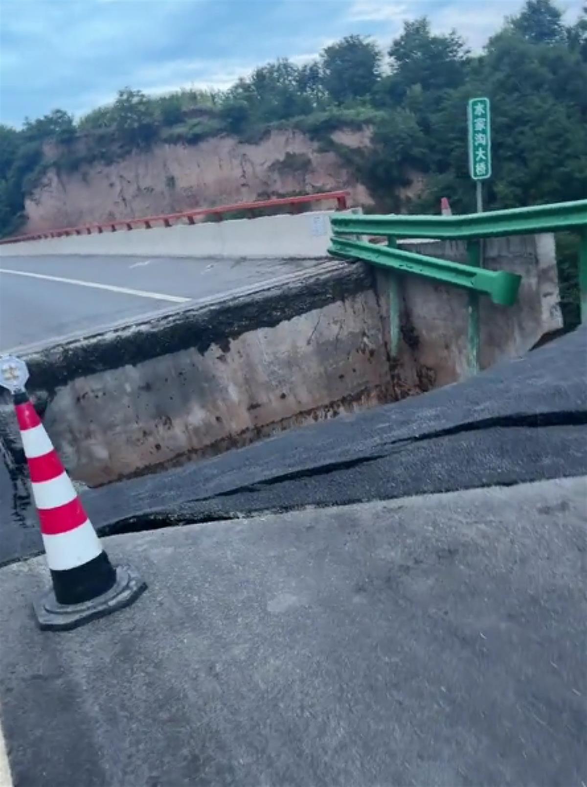 贵州铜仁沿德高速一隧道入口边坡塌方 造成道路中断|塌方|贵州_新浪新闻
