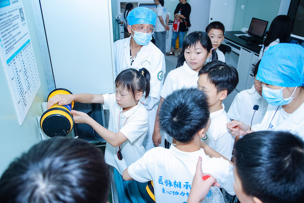 武汉市中心医院举办第六届职工家属体验日  百余名“医二代”组团来医院“探班”