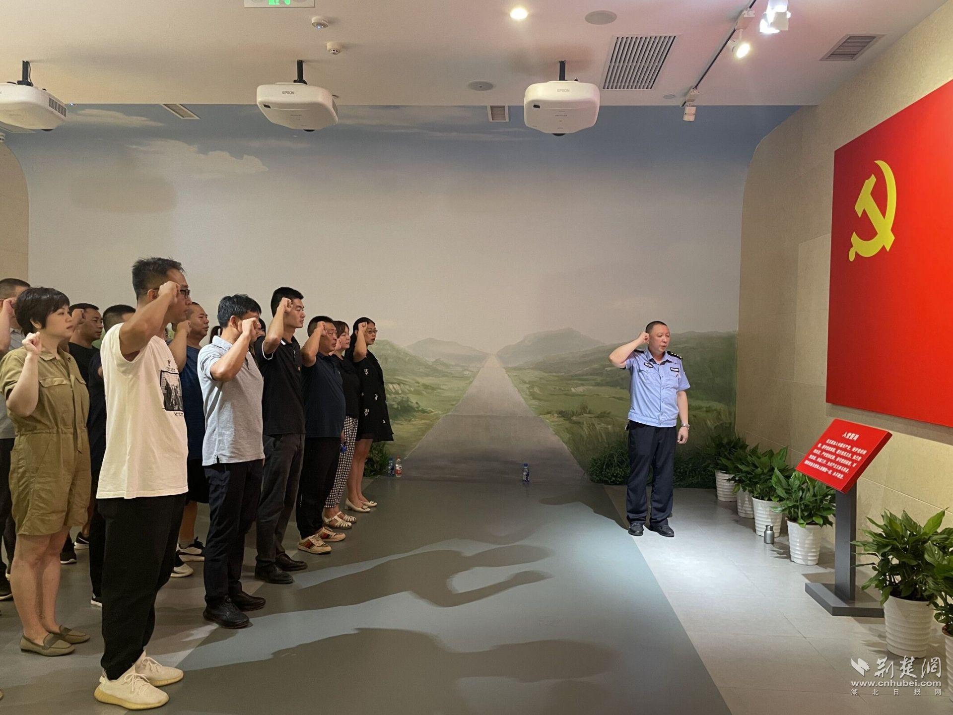 重温入党誓词，忆初心使命.jpg.jpg