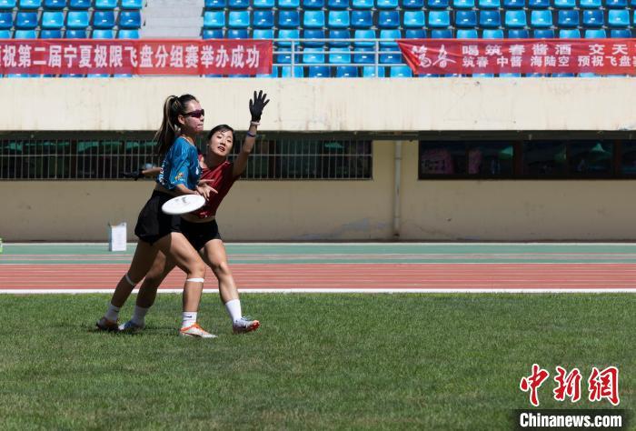 宁夏银川：飞盘运动受热捧