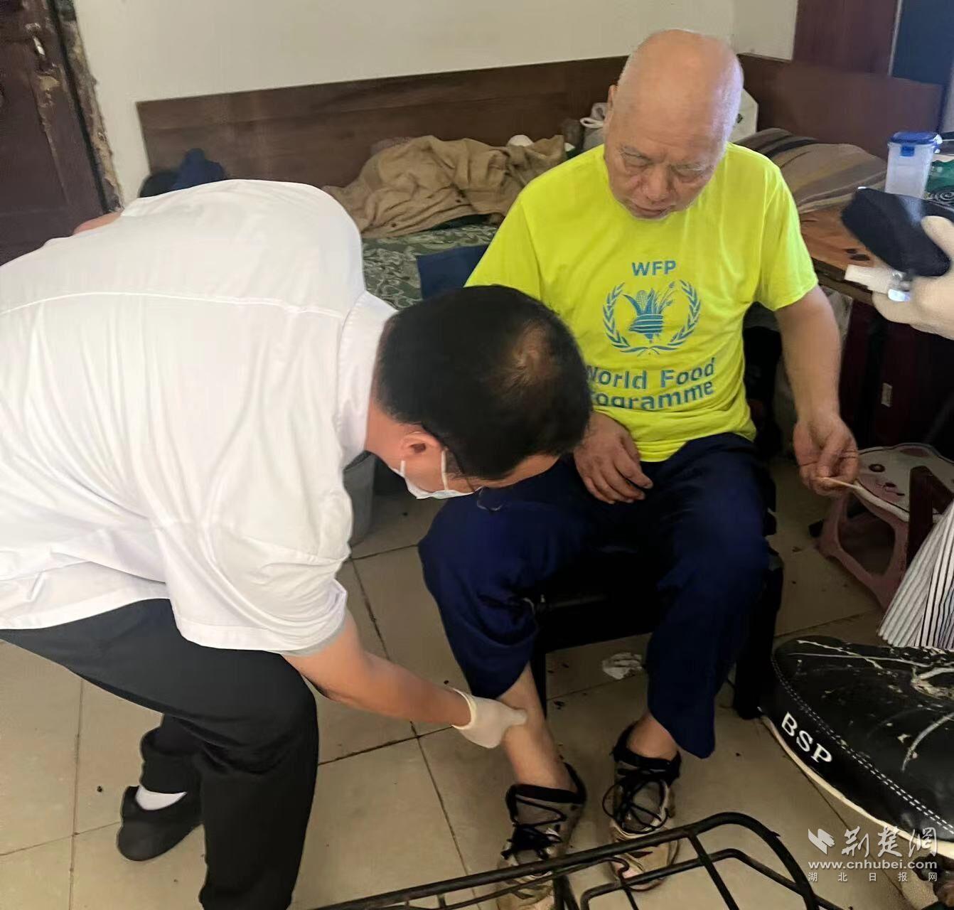 上门为无法出门的老人检查.jpg