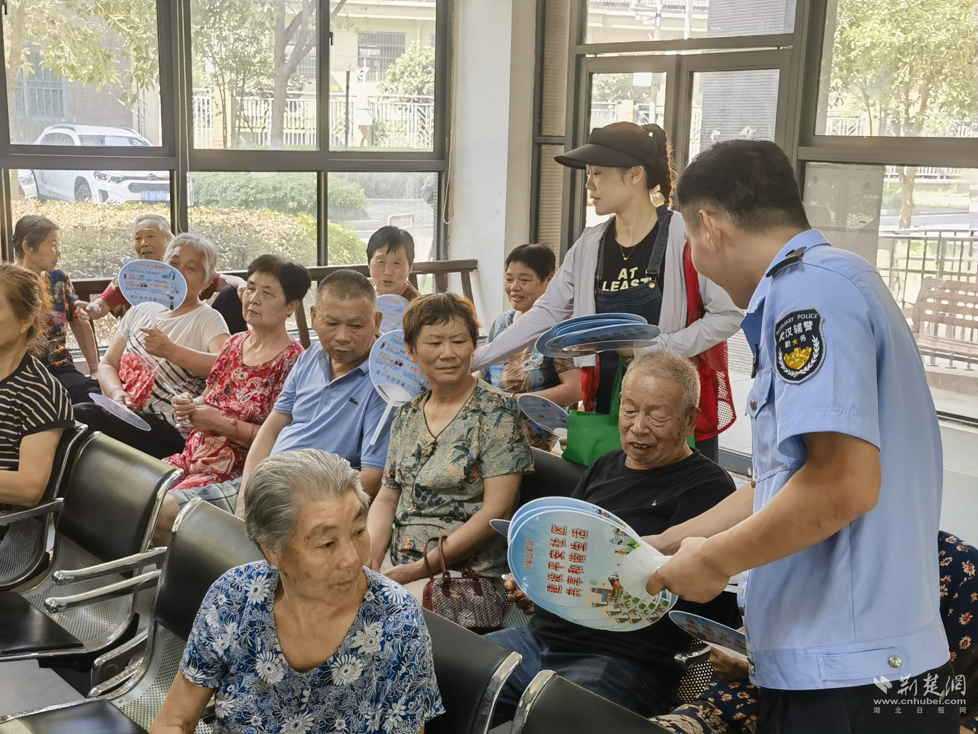 谈球吧体育武汉小军山社区开展防诈骗和中医养生知识讲座(图2)